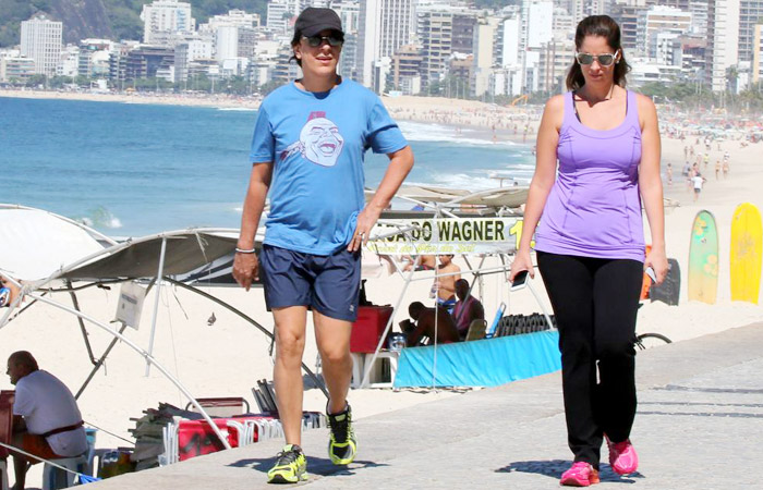 Tom Cavalcante e a esposa fazem caminhada pela orla carioca