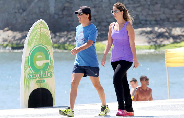 Tom Cavalcante e a esposa fazem caminhada pela orla carioca