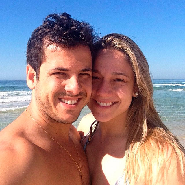  Fernanda Gentil se diverte com o marido durante as férias