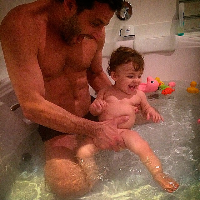  Henri Castelli se diverte com a filha na banheira