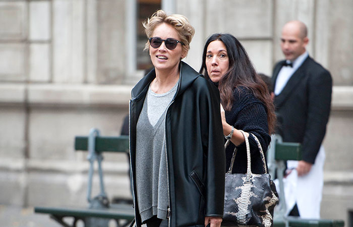 Sharon Stone deixa restaurante em Paris, na França, com look bem despojado