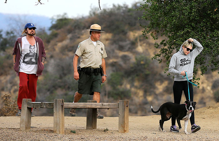 Miley Cyrus faz caminhada ao lado do pai, Billy Ray[