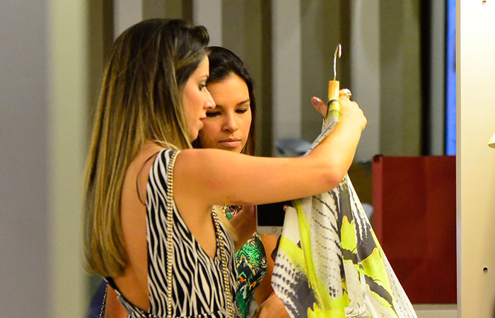 Mariana Rios esbanja elegância ao fazer compras em shopping carioca