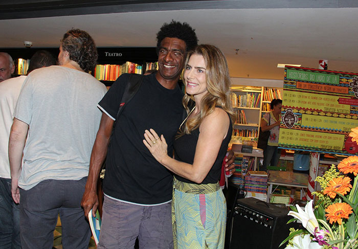 Maitê Proença abre o sorrisão ao lançar livro em livraria carioca