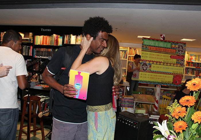 Maitê Proença abre o sorrisão ao lançar livro em livraria carioca
