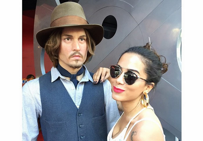 Anitta posa ao lado de estátua de cera de Johnny Depp: ‘Meu novo namorado’