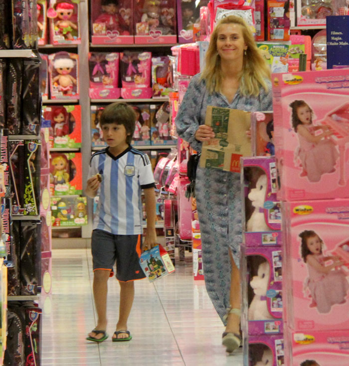 Carolina Dieckmann passeia com o caçula em shopping carioca