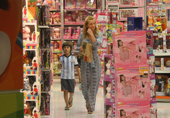 Carolina Dieckmann passeia com o caçula em shopping carioca