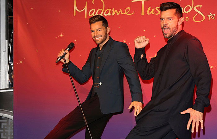  Ricky Martin posa ao lado de sua nova estátua de cera 