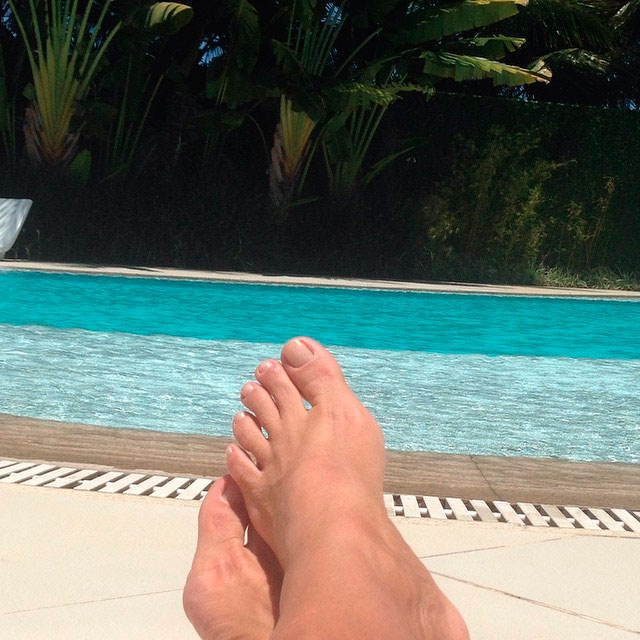  Xuxa comemora o sexto dia sem a bota ortopédica