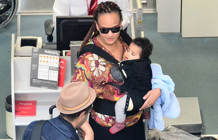  Luciana Mello paparica o filho em aeroporto carioca