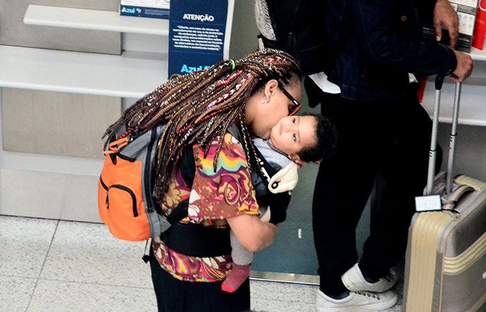  Luciana Mello paparica o filho em aeroporto carioca