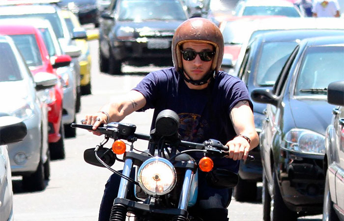 De moto, Chay Suede deixa restaurante na Barra da Tijuca