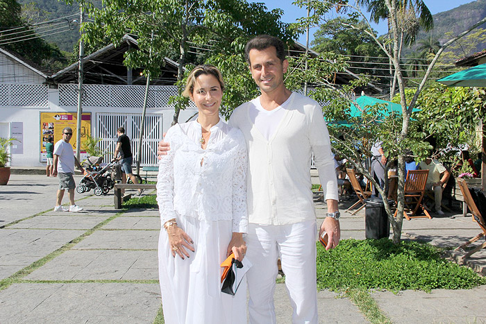 Guilhermina Guinle posa com o marido, Leonardo Antonelli, ao chegar na palestra de Sri Prem Baba, no Rio de Janeiro