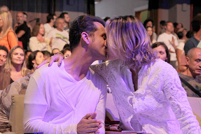 Guilhermina Guinle dá beijo no marido, Leonardo Antonelli