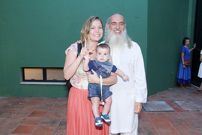 Bárbara Borges posa com o filho, Martim Bem, e Sri Prem Baba, no Rio de Janeiro