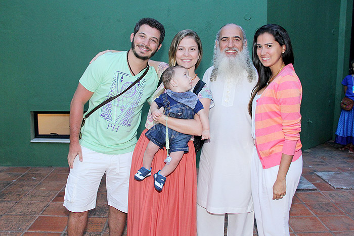 Bárbara Borges posa com a família e Sri Prem Baba, no Rio de Janeiro