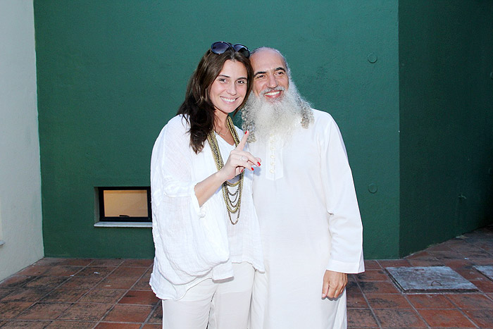 Giovanna Antonelli posa com Sri Prem Baba no Rio de Janeiro