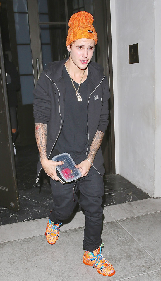 Justin Bieber sai de restaurante com pote de comida em Los Angeles
