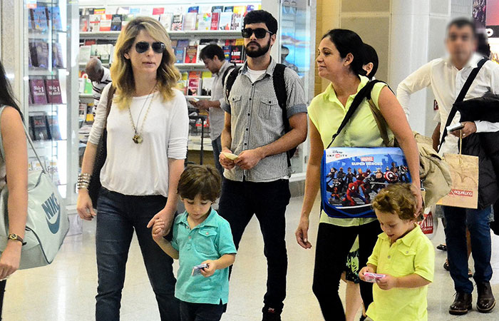 Na companhia dos filhos, Cláudia Abreu embarca no aeroporto Santos Dumont