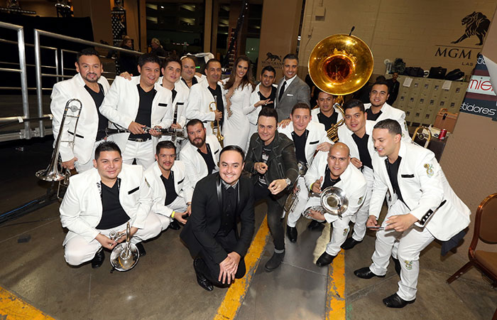 Com decote generoso, Alessandra Ambrósio posa com tuba no Grammy Latino