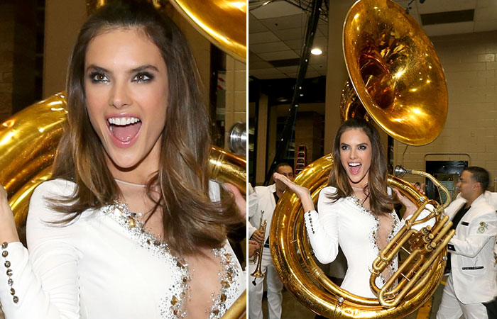  Com decote generoso, Alessandra Ambrósio posa com tuba no Grammy Latino