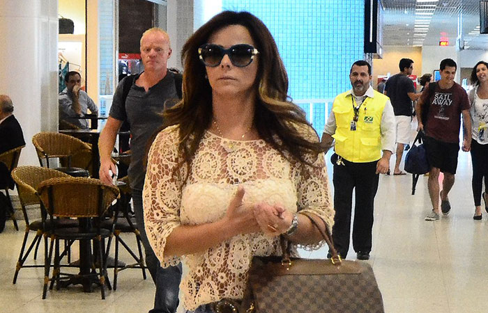 Viviane Araújo deixa seus pernões de fora em aeroporto no Rio