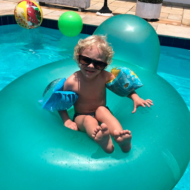 Na piscina, filho de Neymar mostra o seu estilo de óculos escuros e boinha