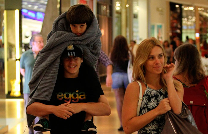 Carolina Dieckmann passeia com os filhos em shopping carioca
