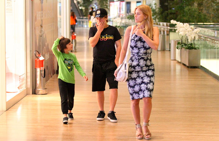Carolina Dieckmann passeia com os filhos em shopping carioca