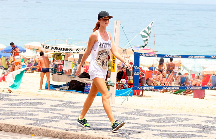 Cintia Dicker curte tarde de sol na praia do Leblon