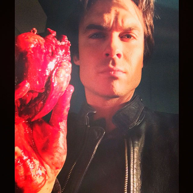 Ian Somerhalder segura ‘coração’ ensanguentado em foto