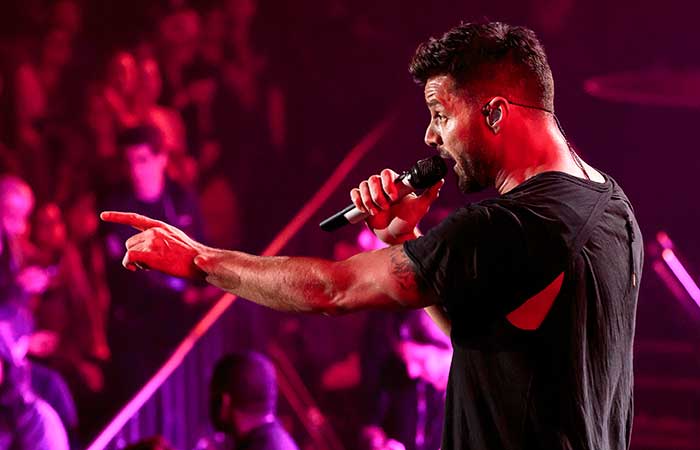 Ricky Martin levanta o público no iHeart Radio Fiesta Latina