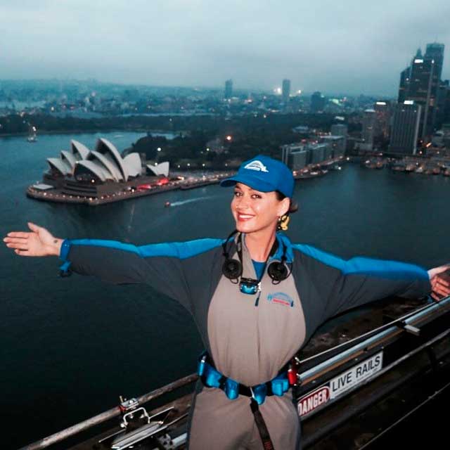 Katy Perry escala ponte em Sydney e comemora: ‘Finalmente!’