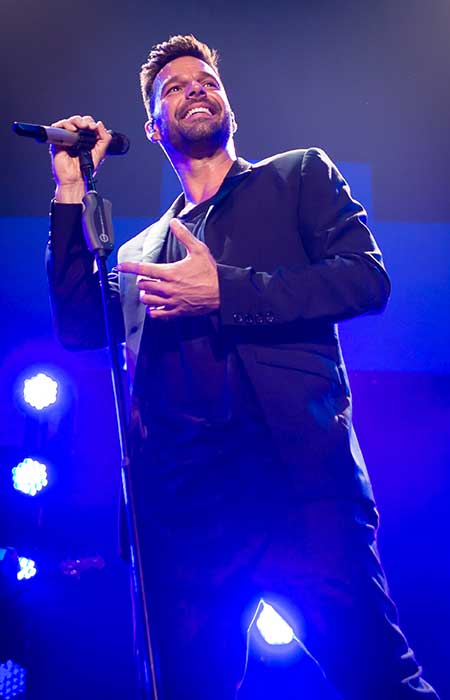 Ricky Martin levanta o público no iHeart Radio Fiesta Latina