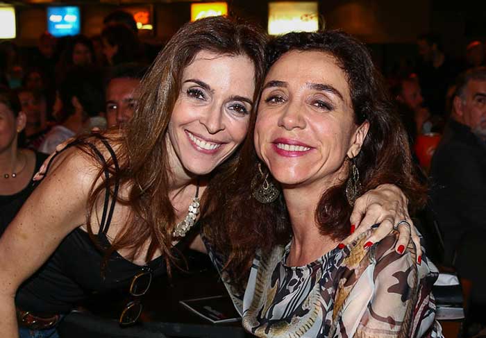 Marisa Orth e  Débora Evelyn se encontram em show em São Paulo