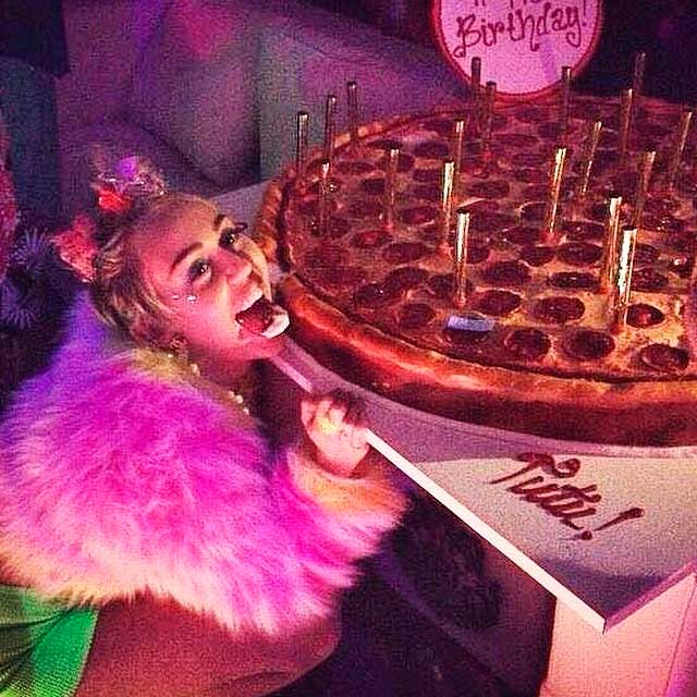 Miley Cyrus celebra aniversário com pizza gigante