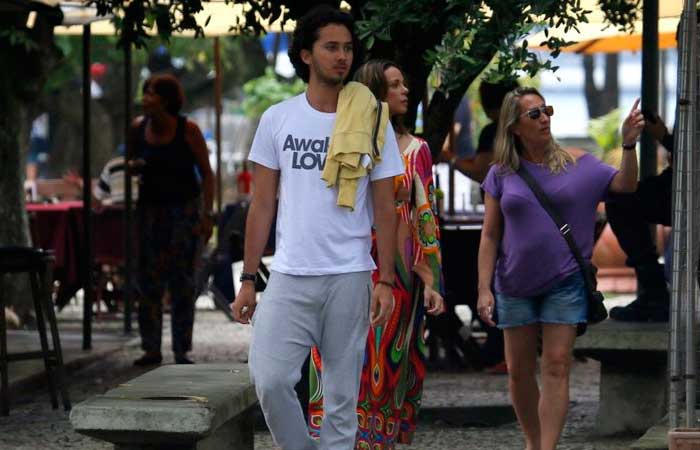 Vanessa Gerbelli e Gabriel Falcão caminham juntos no Rio