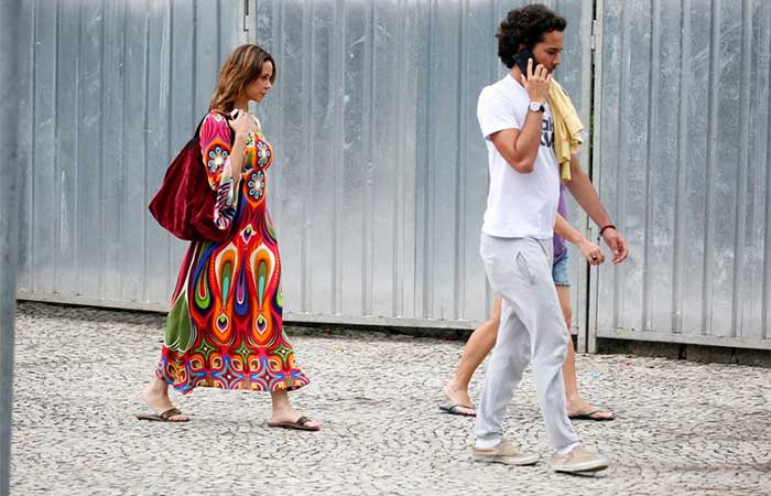 Vanessa Gerbelli e Gabriel Falcão caminham juntos no Rio