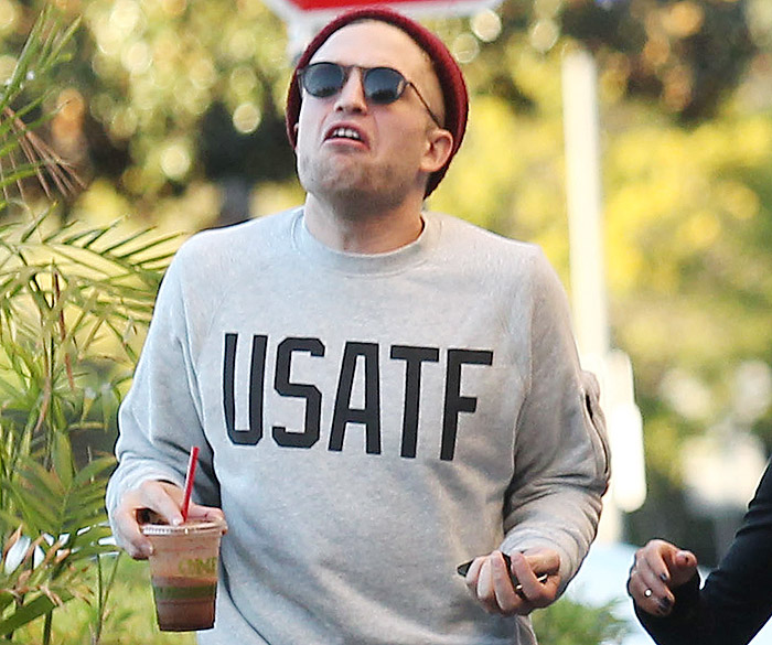  Robert Pattinson dá apalpada no bumbum da namorada em Los Angeles