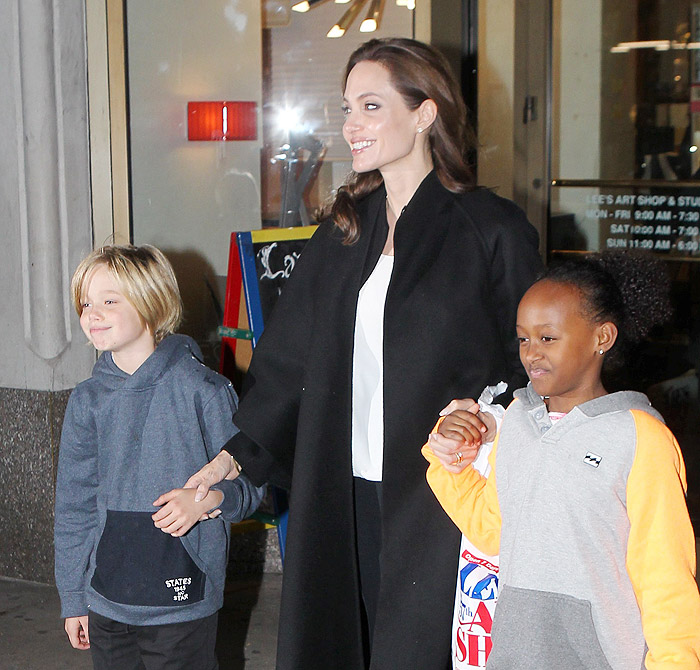 Angelina Jolie tem 'Dia de Garotas' com as filhas em Nova York 