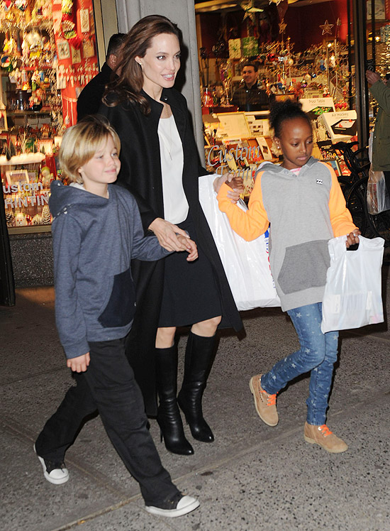 Angelina Jolie tem 'Dia de Garotas' com as filhas em Nova York