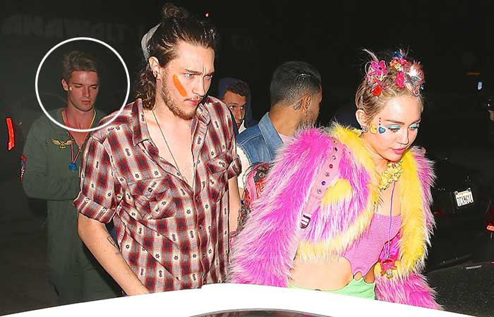  Miley Cyrus usa look colorido para comemorar seu aniversário como novo namorado