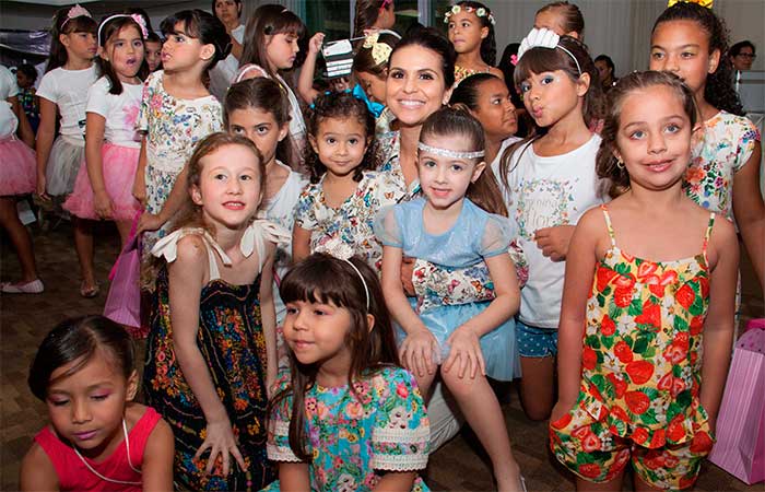  Aline Barros desfila com a filha em evento no Rio