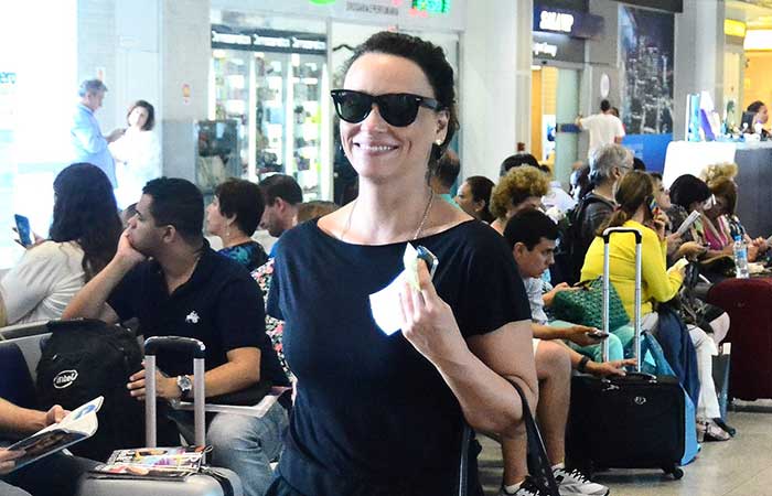   Suzana Pires deixa o Rio de Janeiro sorridente