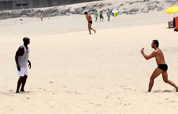 Paulo Rocha exibe boa forma em partida de vôlei no Rio