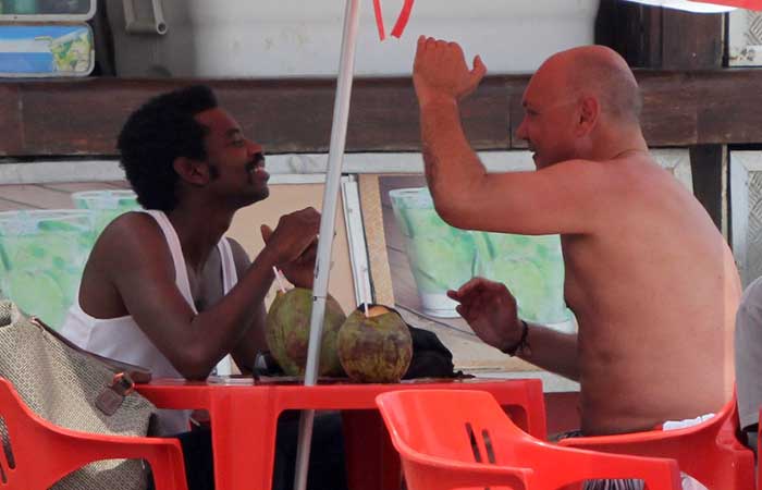 Fabrício Boliveira curte dia de sol na companhia de amigo no Rio