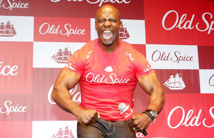 Terry Crews chega rasgando painel e trazendo bom humor em evento 