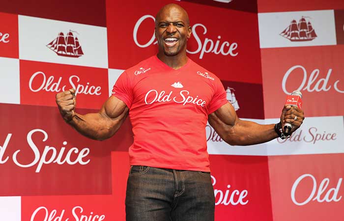 Terry Crews chega rasgando painel e trazendo bom humor em evento 