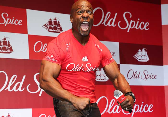 Terry Crews chega rasgando painel e trazendo bom humor em evento